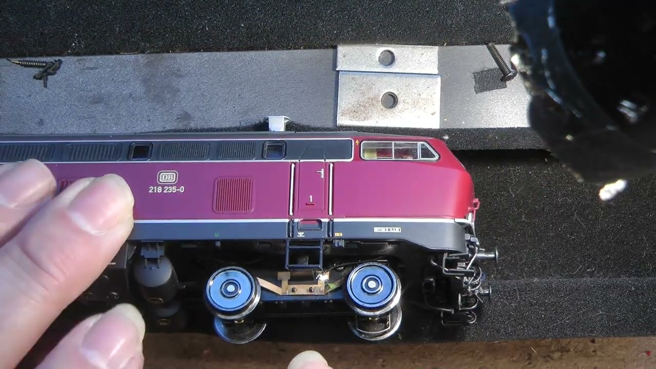 Wolfgangs Märklin Modellbahn BR 218 ESU bekommt einen Schleifer
