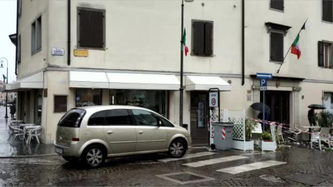 Con l'auto sui tavolini e ombrelloni del bar: alla guida Udogie dell'Udinese