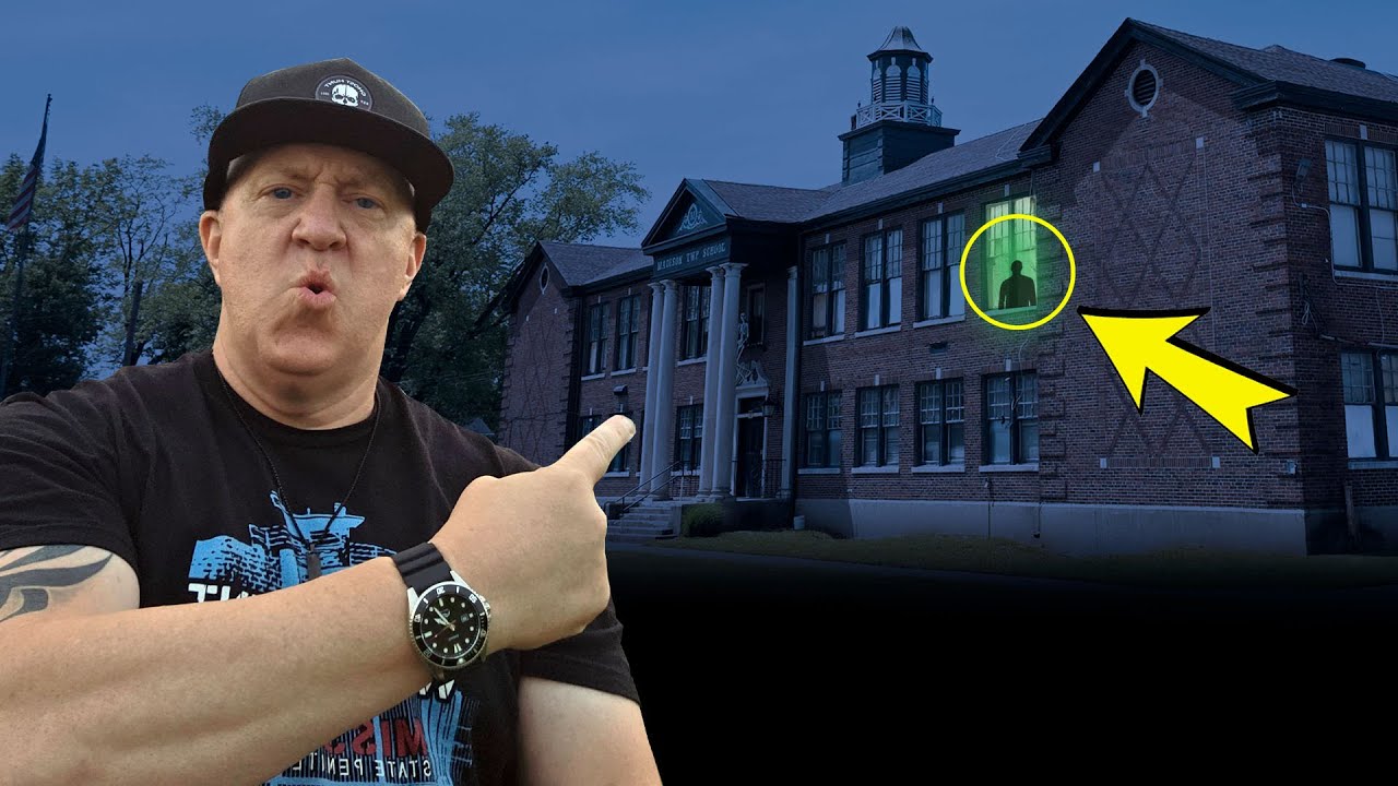 Something In This Haunted School - CHASED ME OUT! | Poasttown School with Wraith Chasers