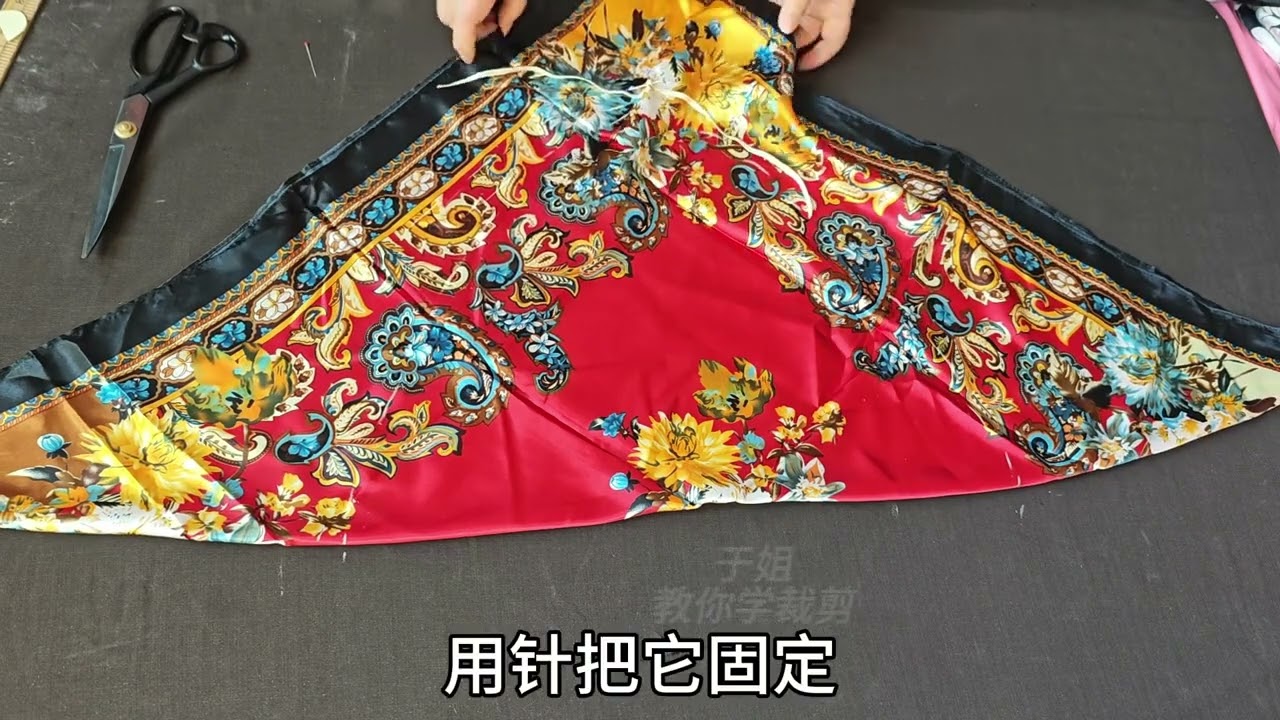 方丝巾的创意改造！对角折叠画个圆弧缝一条皮筋，防风遮阳太惊艳