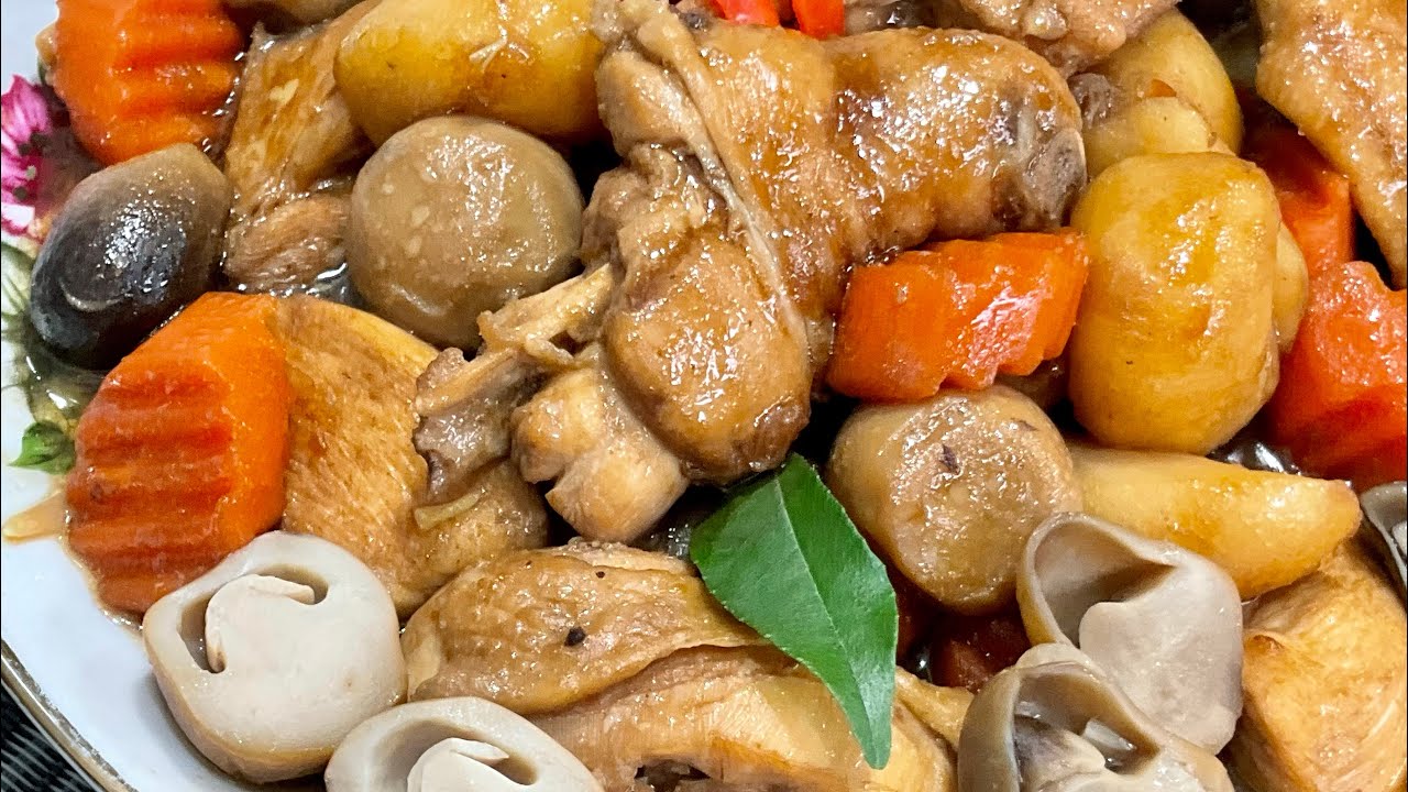Mom&rsquo;s stewed chicken with waterchestnuts, straw mushrooms in oyster sauce. 