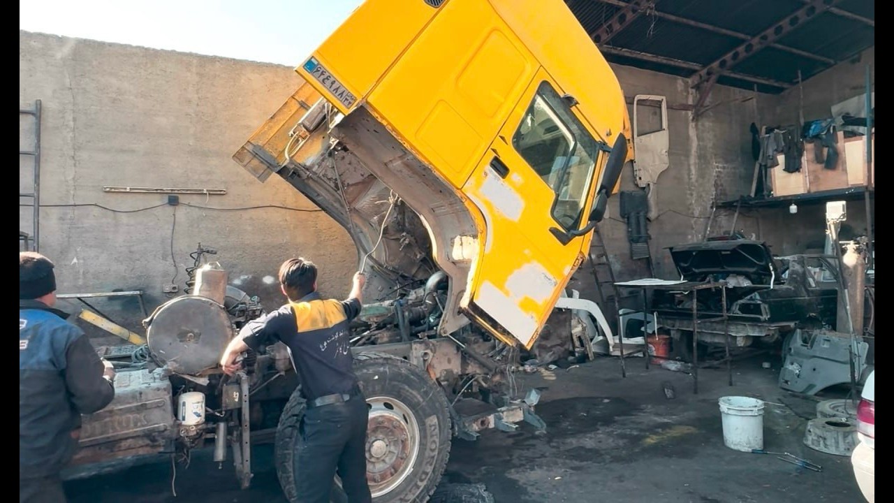 Truck Mechanic Repair – Fixing a Dangerous Diesel Fuel Leak Step by Step