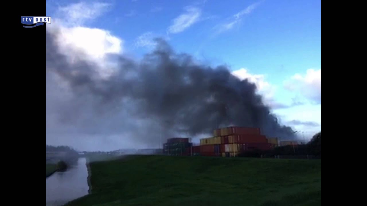 Grote uitslaande brand bij schroothandel Regelink in Haatlandhaven in Kampen
