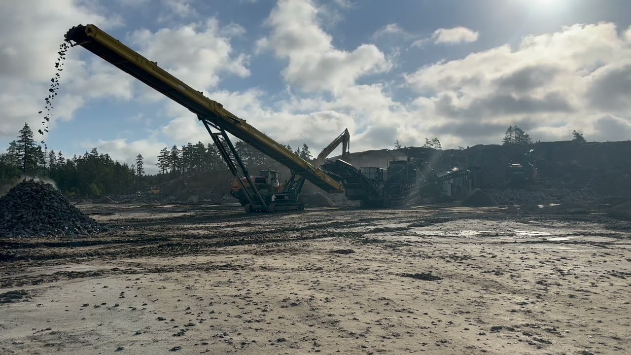 4K stone crusher action with jonsson jaw crusher and screen.keestrack stacker. Volvo 530++