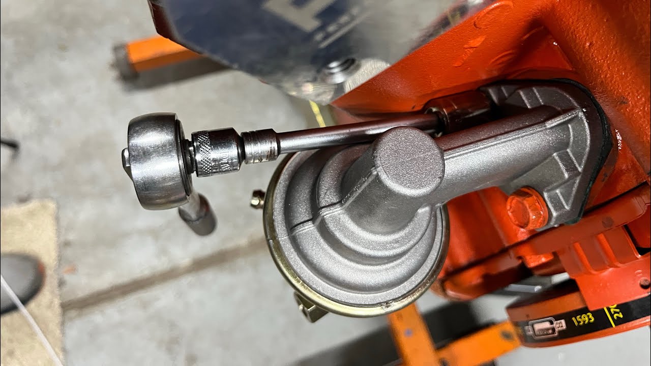 Капитальный ремонт двигателя Mopar V8 440, шаг 26 — установка топливного насоса и толкателей.