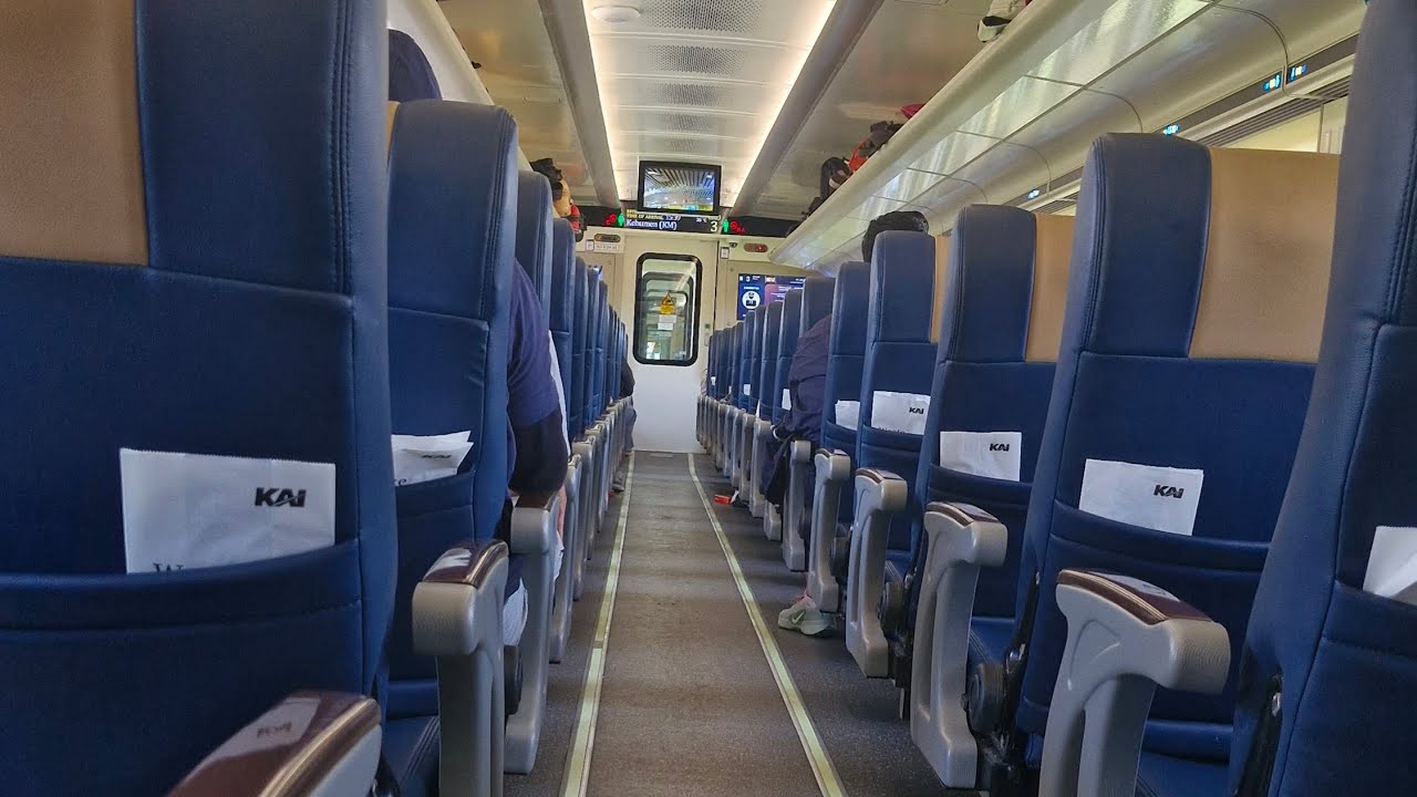 Liburan naik KERETA API Ekonomi Premium BATAVIA 7006 ke Yogyakarta 💃🥳