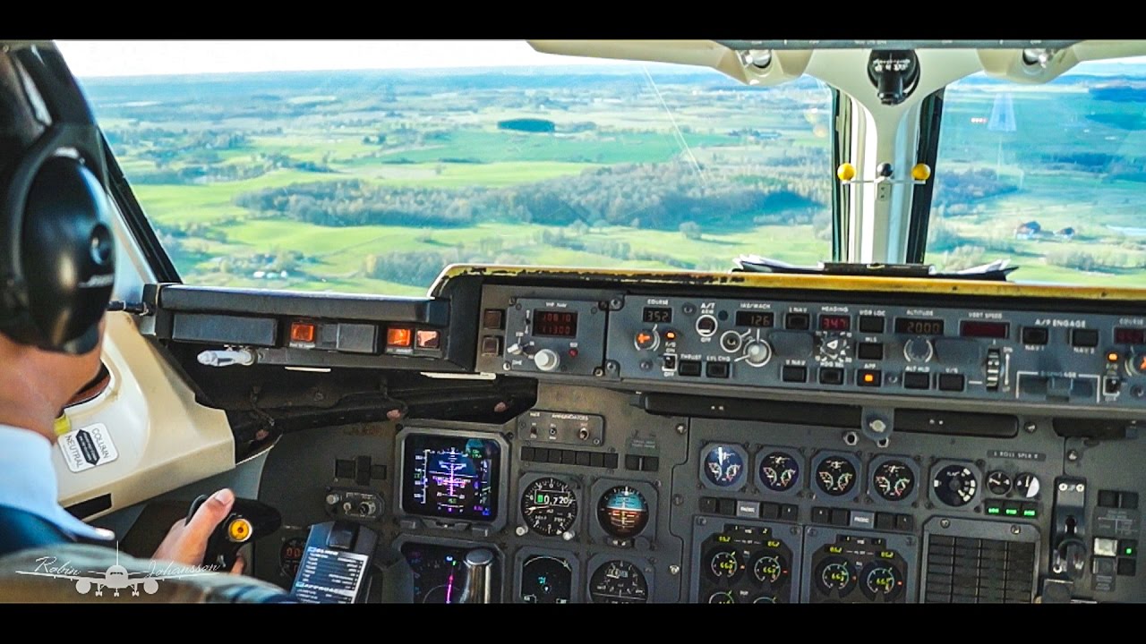 British Aerospace BAe Avro RJ100 Landing (Cockpit View)