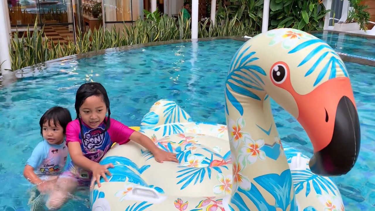 Keysha Bermain Air Dengan Seluncuran Warna Di Kolam Renang Play Water In Swimming pool