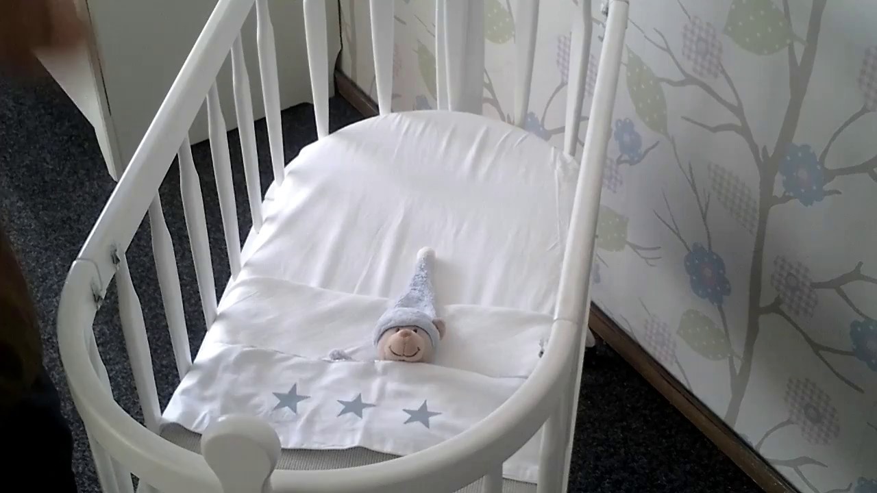 Как безопасно заправить постель новорожденного.