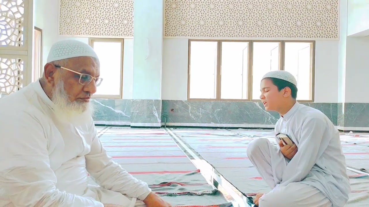 قاری نذیر احمد مالکی صاحب اپنے مدرسے دار التجوید المالکیہ میں اپنے شاگرد کا سبق سن رہے ہیں