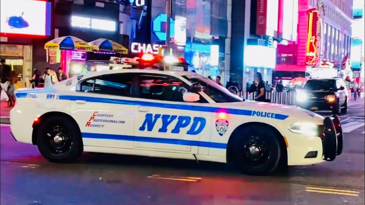 *{ DOUBLE LOAD }* NYPD HIGHWAY PATROL ESCORTING MASSIVE STEEL FIXTURES FOR NEW JPMORGAN CHASE TOWER.