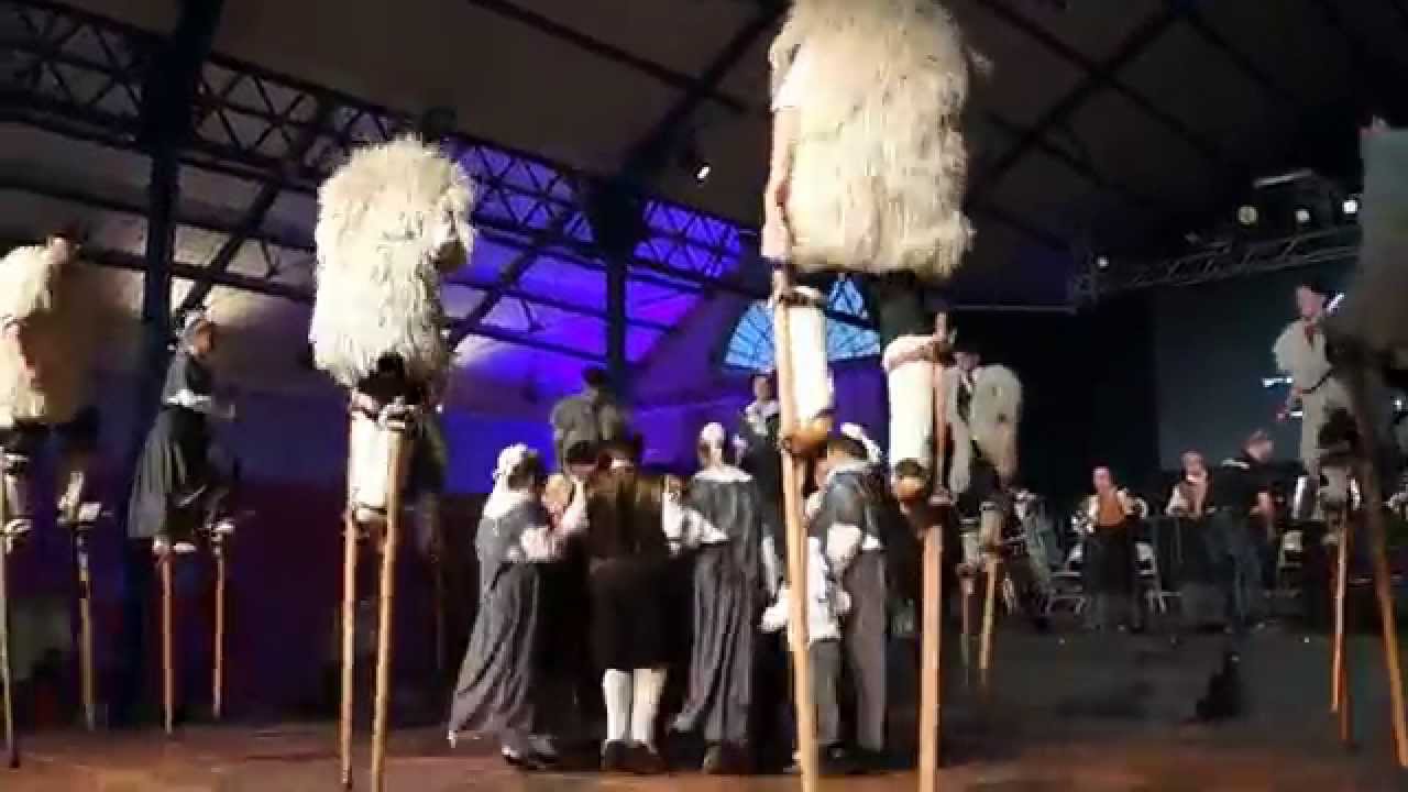 Lous Cames de Boy Stilt Dancing Tanz auf Stelzen d'échassiers landais
