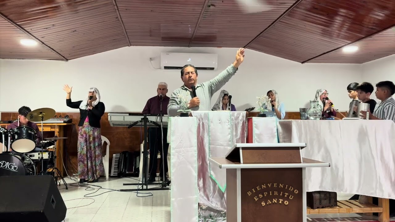 Jesús es el Lirio de los Valles, todos juntos alabando al Señor Jesús, que sea de bendición