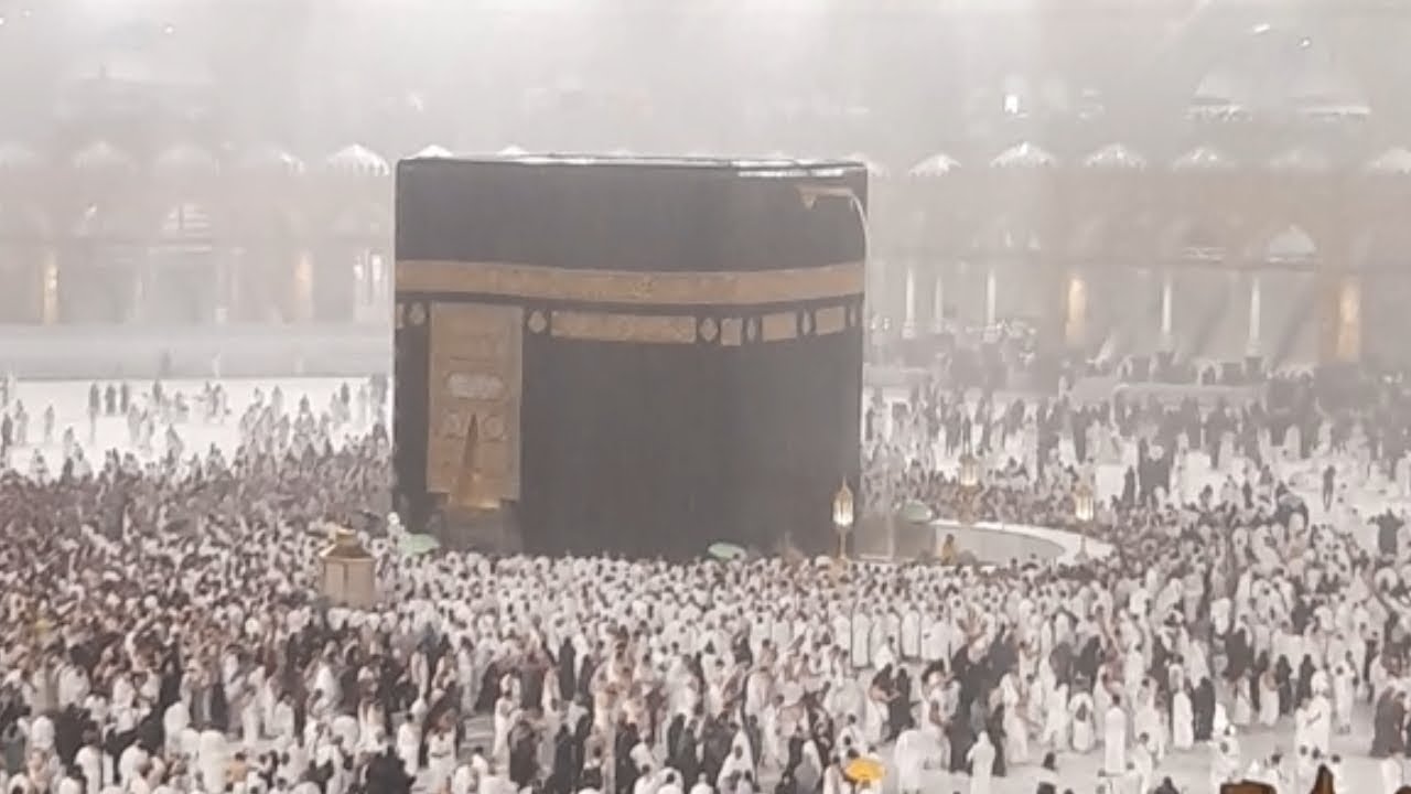 مسجد الحرام مکہ مکرمہ میں عشاء کی اذان بارش کا منظر