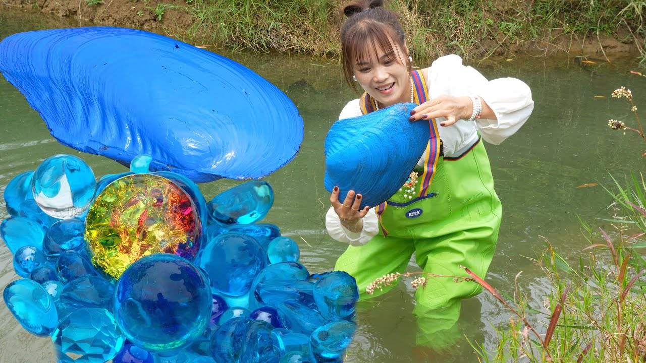 💎⛏️Girl's Riverbed Dig Leads to Surprising Fortune: Giant Mussel Holds Secret Pearl Treasure