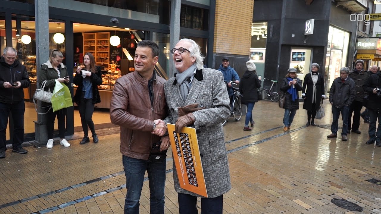 Piet van Dijken loopt 500e Herestraat Helemaal met Wilfred Genee