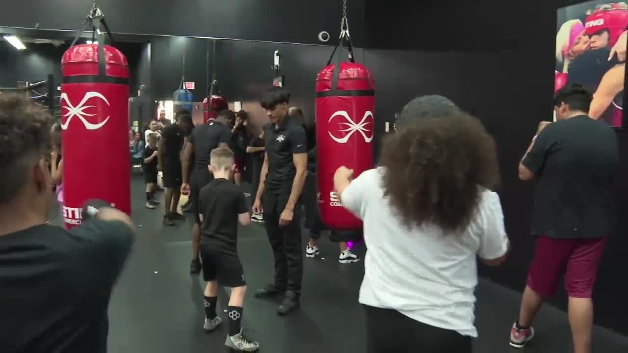 Boynton Beach Police partners with local boxing gym to teach kids fundamental skills