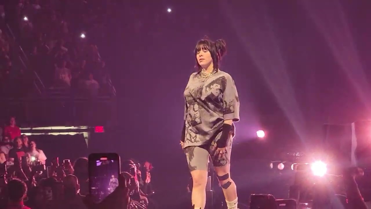 Billie Eilish - Billie Bossa Nova - 4/4/2022 - Desert Diamond Arena (Phoenix, AZ)