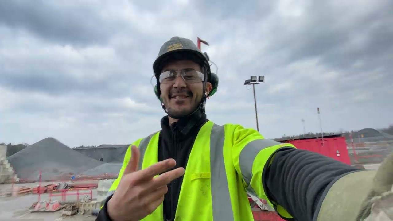 Trucking in Sweden | BetongBil lossar ut 7kubikmeter betong i tippning station Jordbro Stockholm #4k