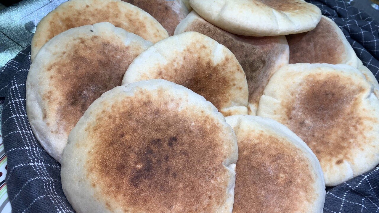 طريقة عمل خبز الكماج الفلسطيني في البيت على أصووووله Making Palestinian Bread at Home on its Origins