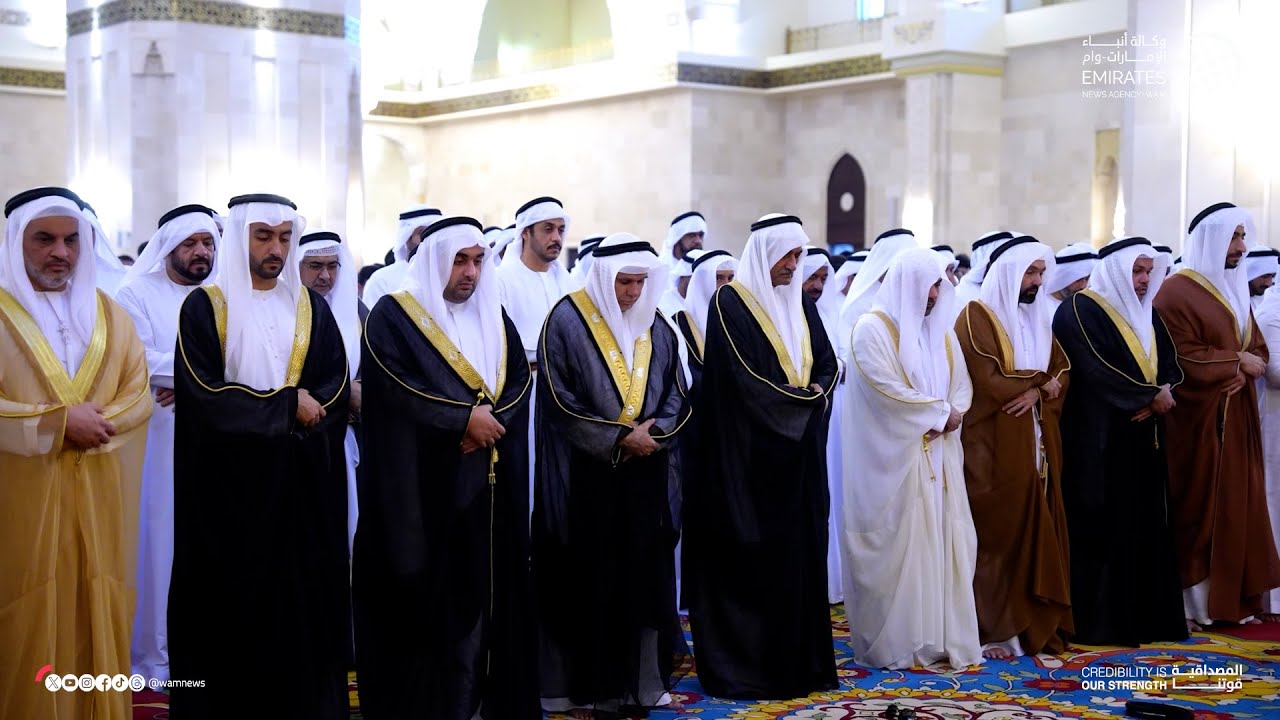 حمد الشرقي يؤدي صلاة عيد الأضحى في جامع الشيخ زايد بالفجيرة