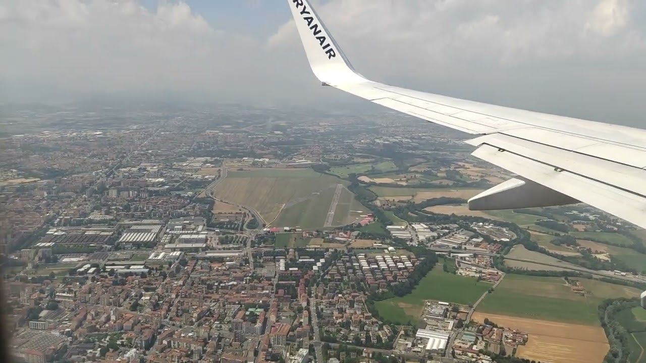 Fase di atterraggio a Torino Caselle del volo FR4864 Bruxelles (Charleroi) - Torino di Ryanair
