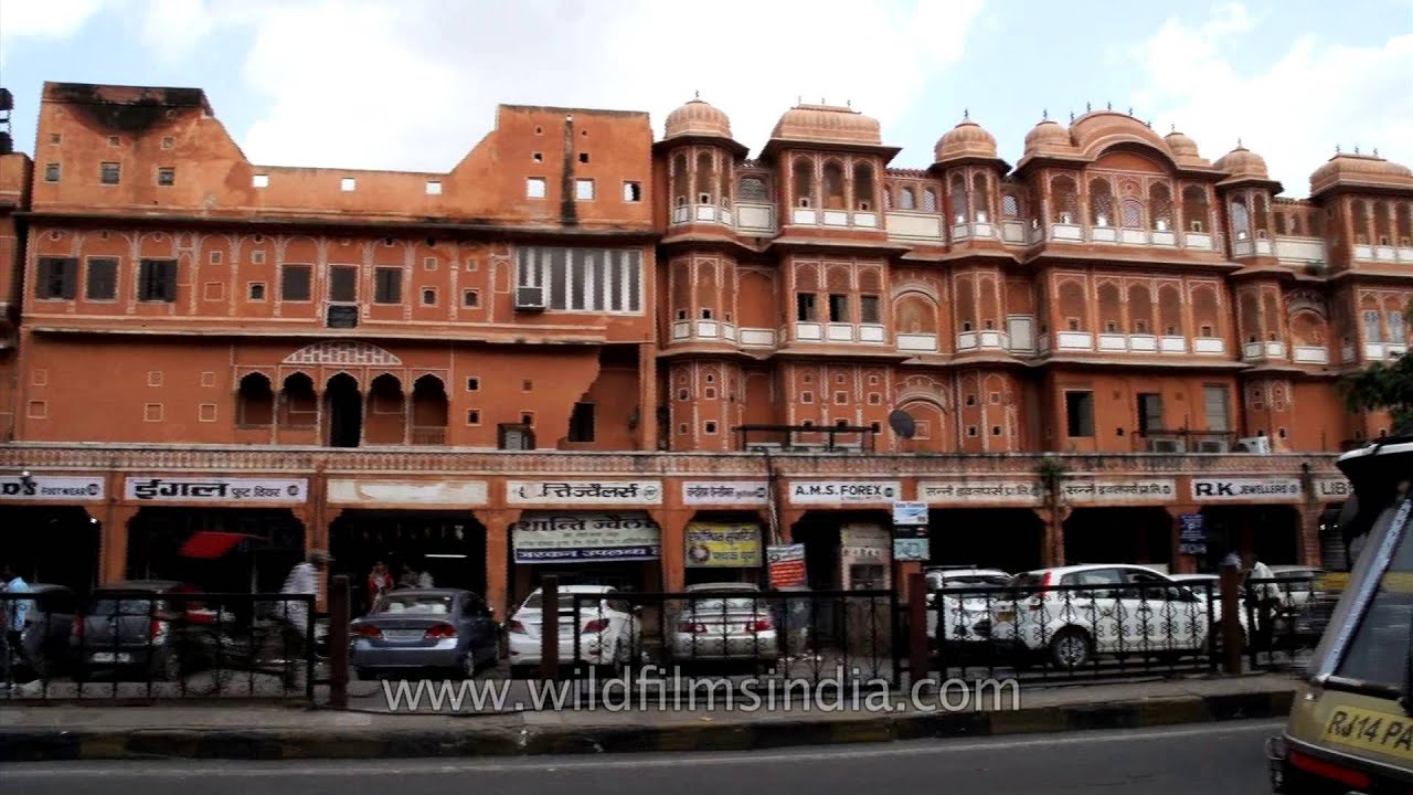 Busy streets of Johari Bazaar: Jaipur, Rajasthan