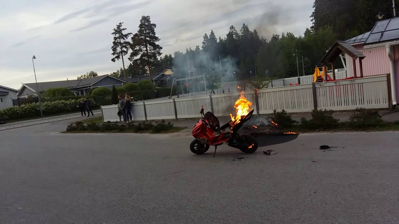 Skootteri syttyi palamaan Vaasassa 7.6.2016