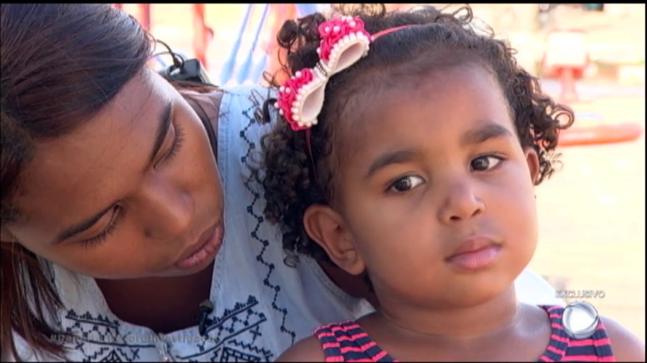 Pais agradecem à professora por salvar filhos de incêndio na creche de MG