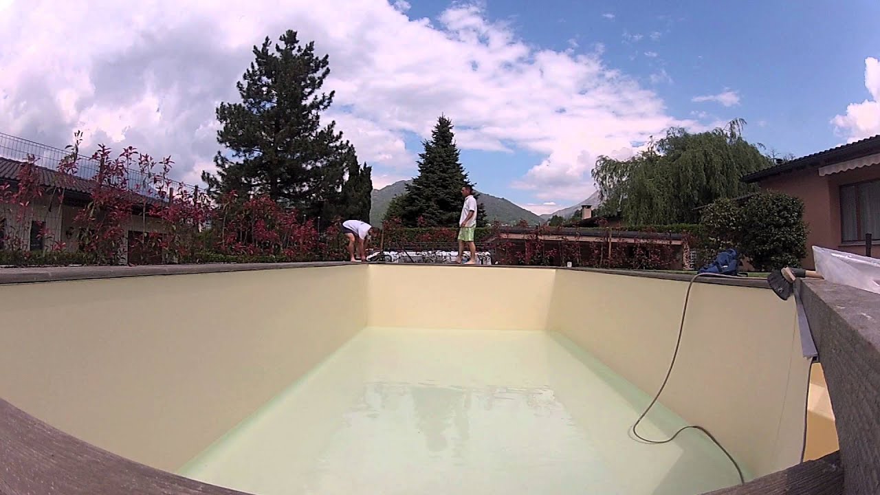 Posizionamento telo liner piscina risanamento
