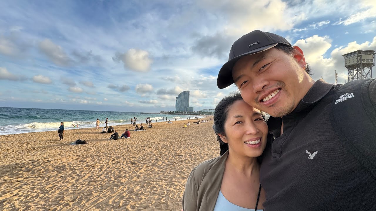 Day 2 in Barcelona Vlog including Sagrada Familia, Arc de Triomf and Barceloneta Beach