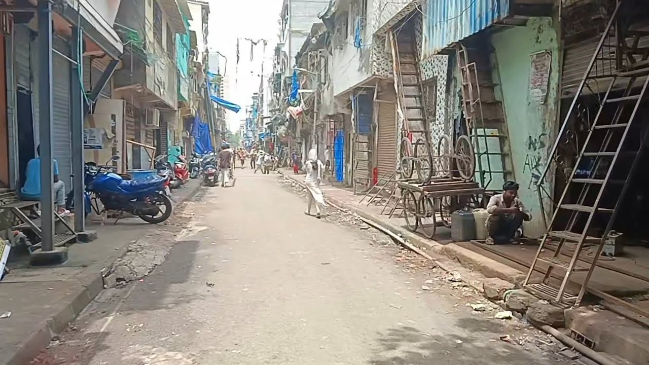 Aapko Govandi ki 5  number road dikhate Hain aur Lado bhai ka room dikhate Hain