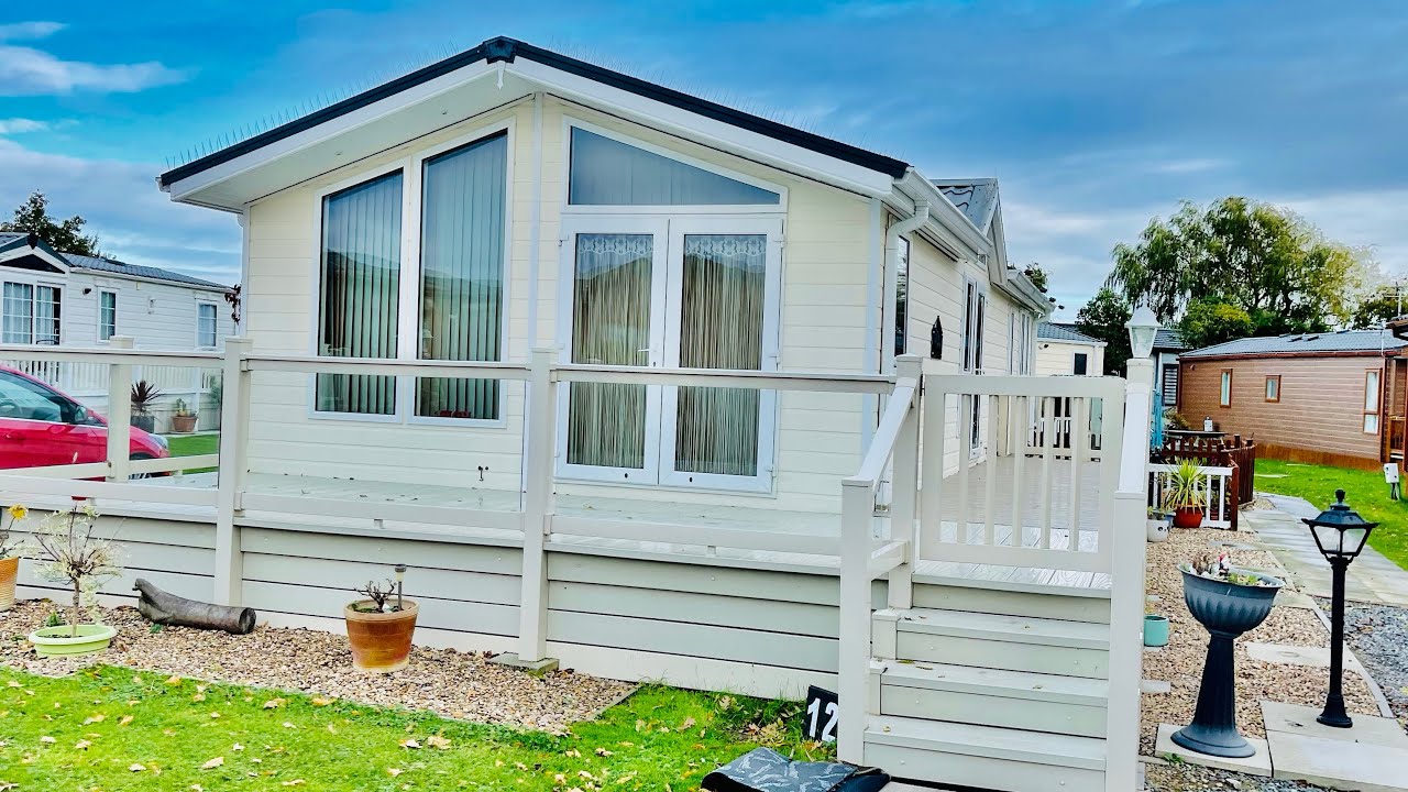 Willerby Lodge Sited With Decking Near Skegness On A 12 Month Park