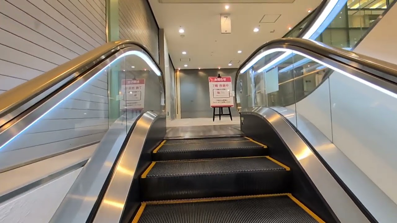 八王子オクトーレ　エスカレーター