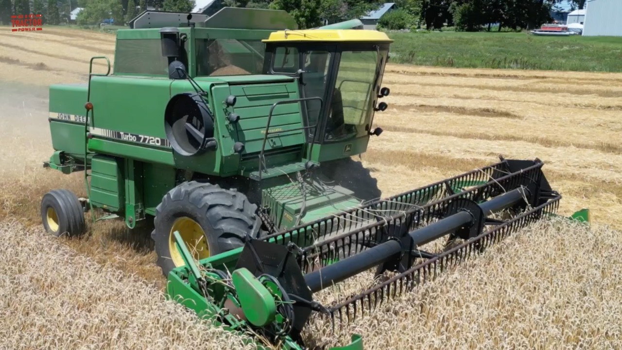 JOHN DEERE 7720 Turbo Combine Harvesting Wheat