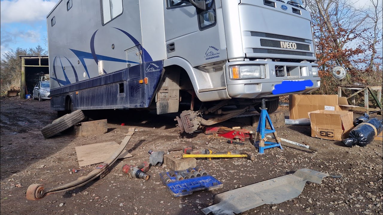 Чрезмерно изношенные втулки рессор на этом коневозе Iveco 75E17! Снятие рессор на работе у Кена 👍