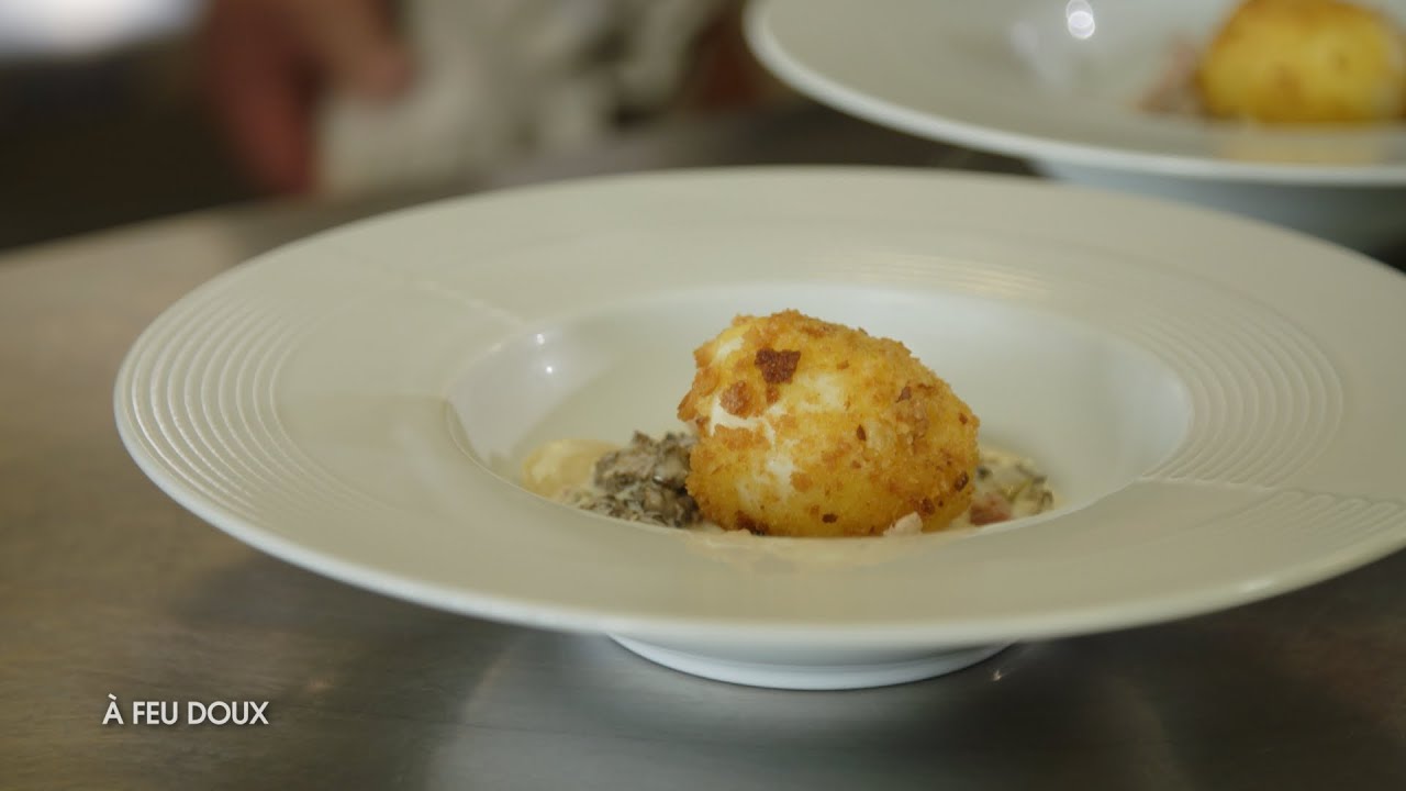 Œuf pané, sauce morilles et lardons