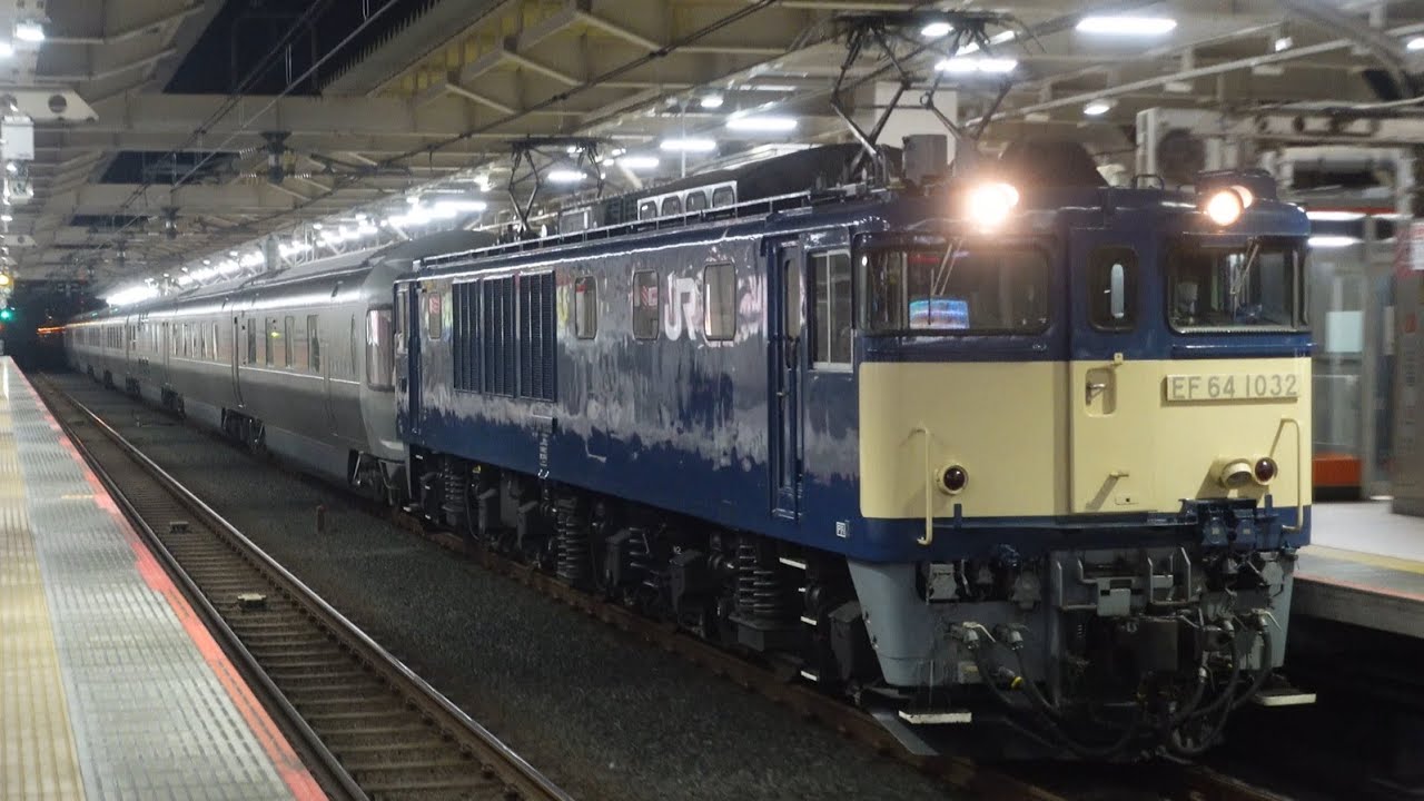 EF64-1032+E26系 団臨「カシオペア紀行 甲府行」 国立駅通過