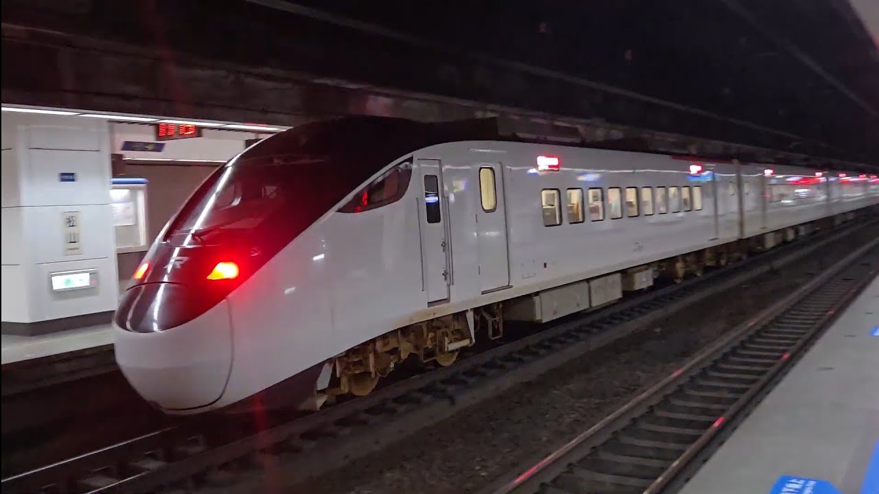 2033次七堵發車開往彰化的銀綠色微笑號EMU900型十輛一編組EMU916區間快車，和442次樹林發車經由花東線開往台東的EMU3000型十二輛編組EMU3003皮蛋豆腐騰雲號紅色帶新城際自強號列車