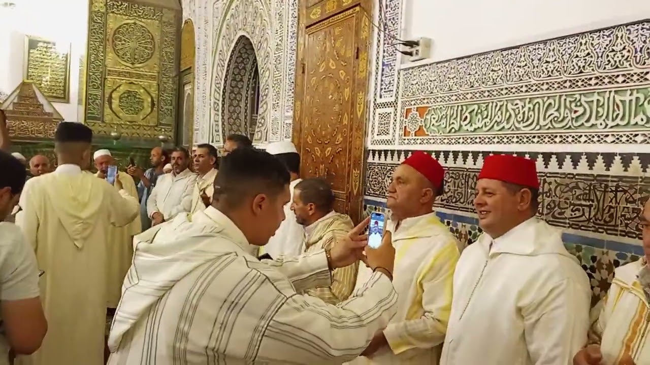 الحضرة في ليلة  عيد المولد النبوي في مسجد المولى إدريس الأزهر في فاس