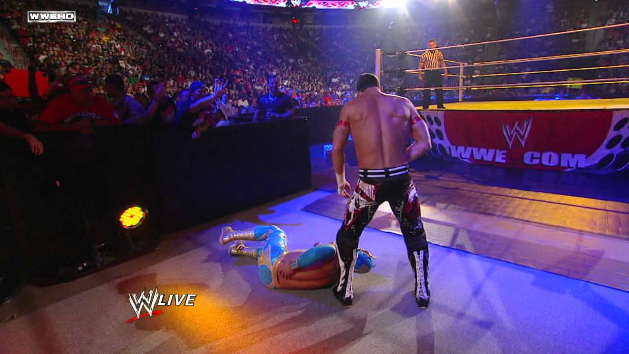 Raw: Sin Cara vs. Evan Bourne - Raw Roulette No Count-out