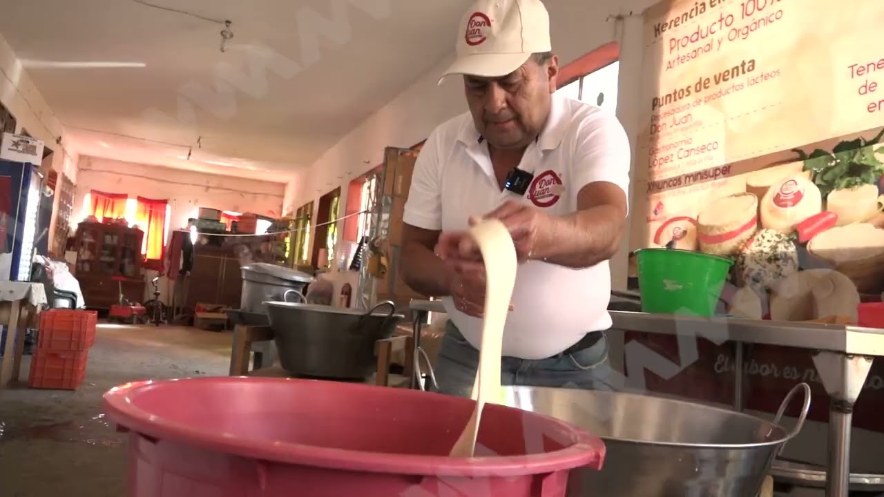 Conoce como se elabora el delicioso quesillo de Reyes Etla.