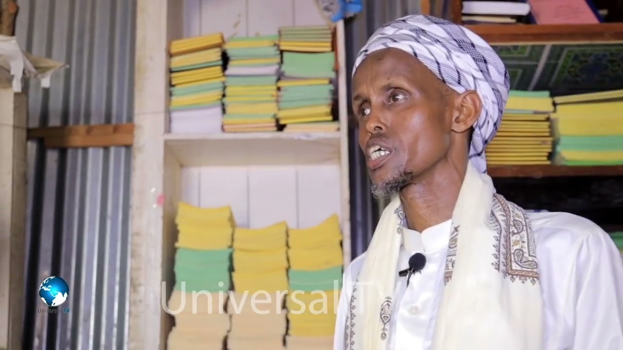 Macalin Maxamed Sh Geedafuul oo ku qora gacantiisa Qur'aanka Kariimka (far Guri)
