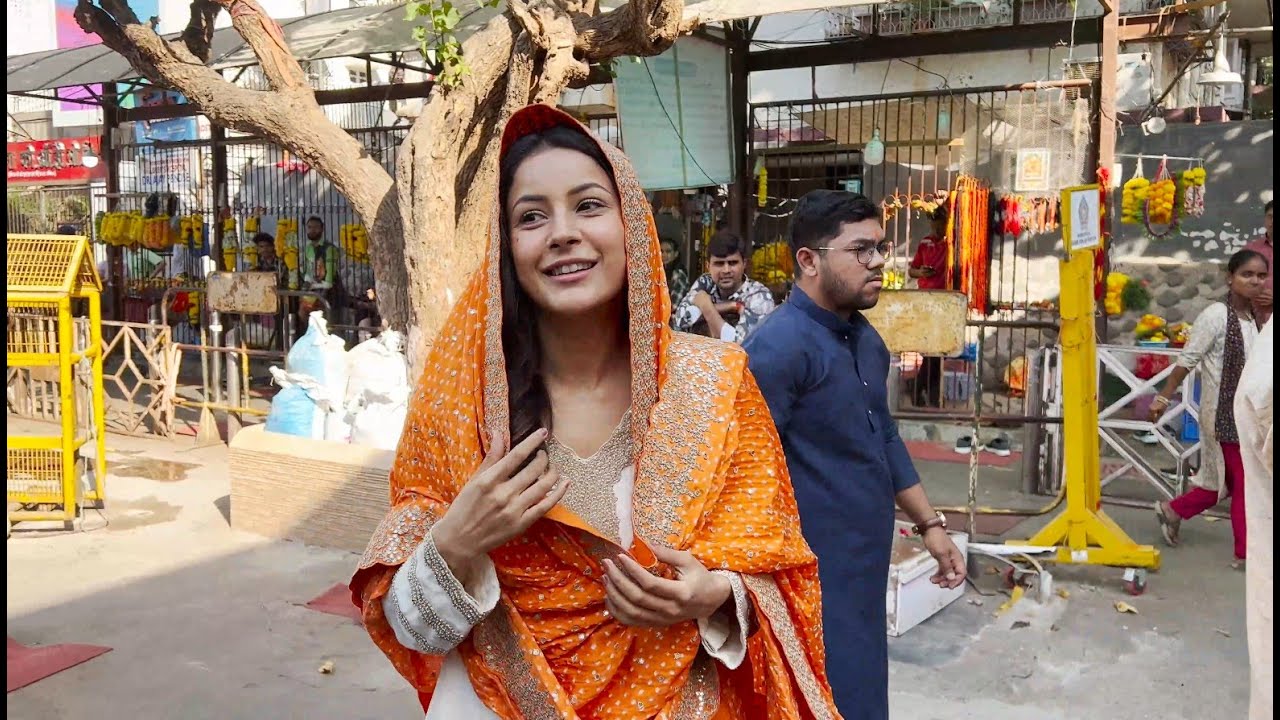 Shehnaaz Gill पहुंची Siddhivinayak Temple , अपने नए गाने Dhup Lagdi के बाद आशीर्वाद लेने