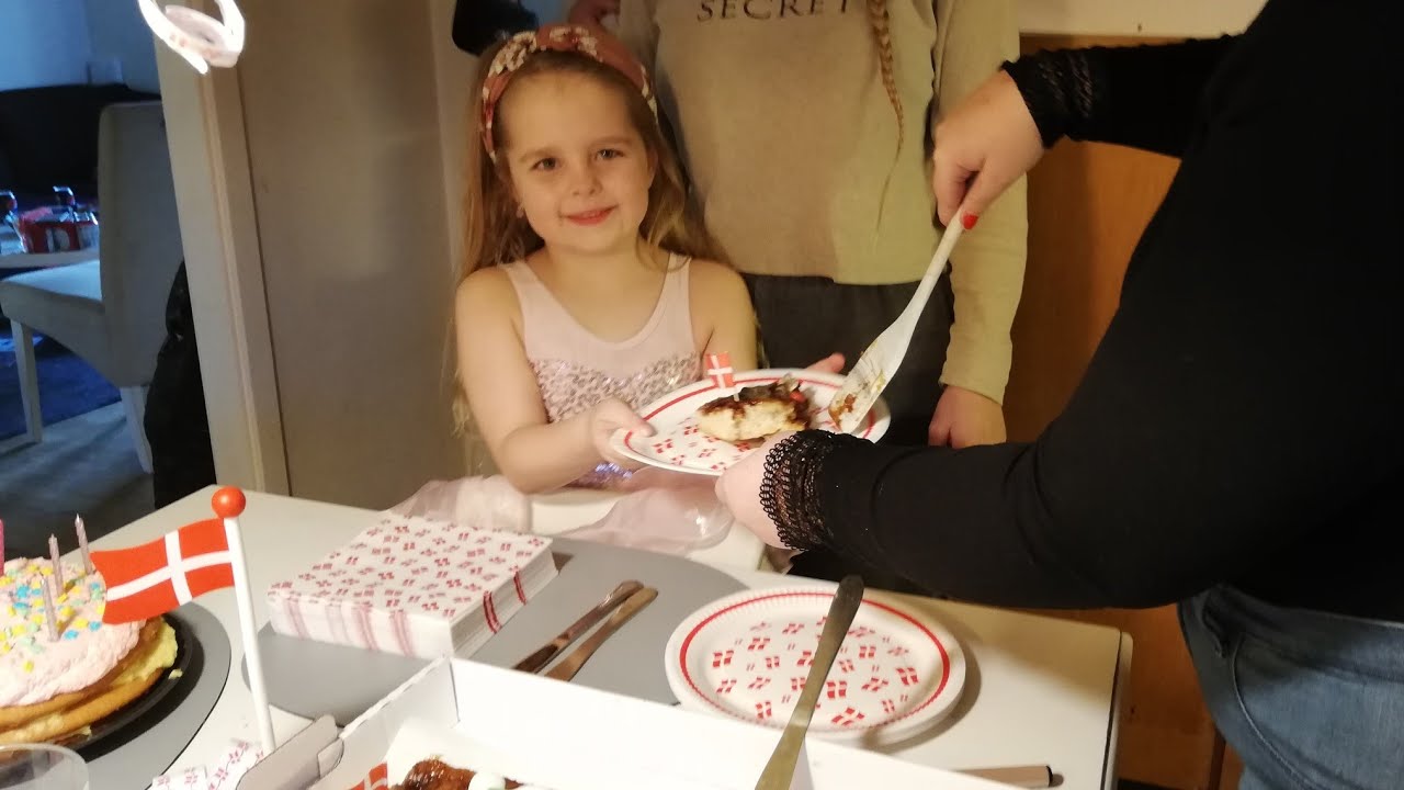 Lagkage & fødselsdagssang for Hollie🇩🇰🎂Kører på ELLØBEHJUL🥰