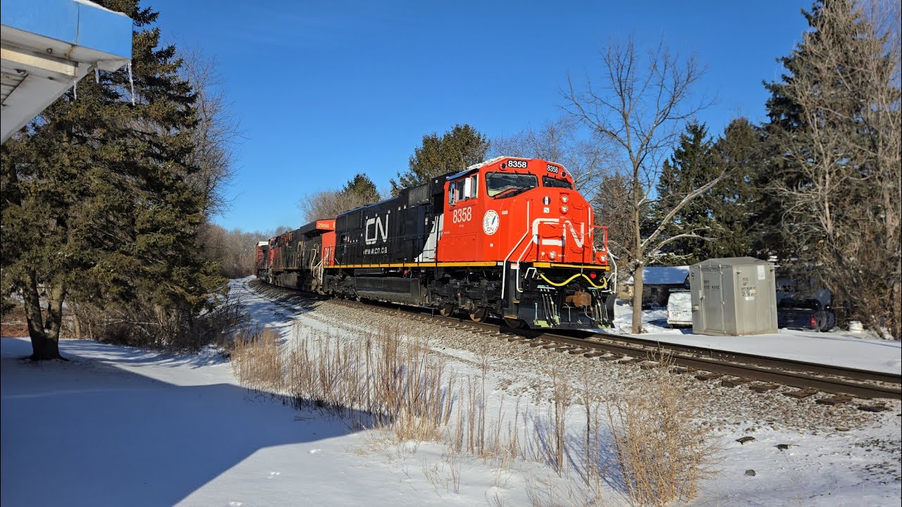 Railfanning the CN and WSOR in cold and snowy Slinger, WI w/ SD75ACC leaders and more 01/02/26