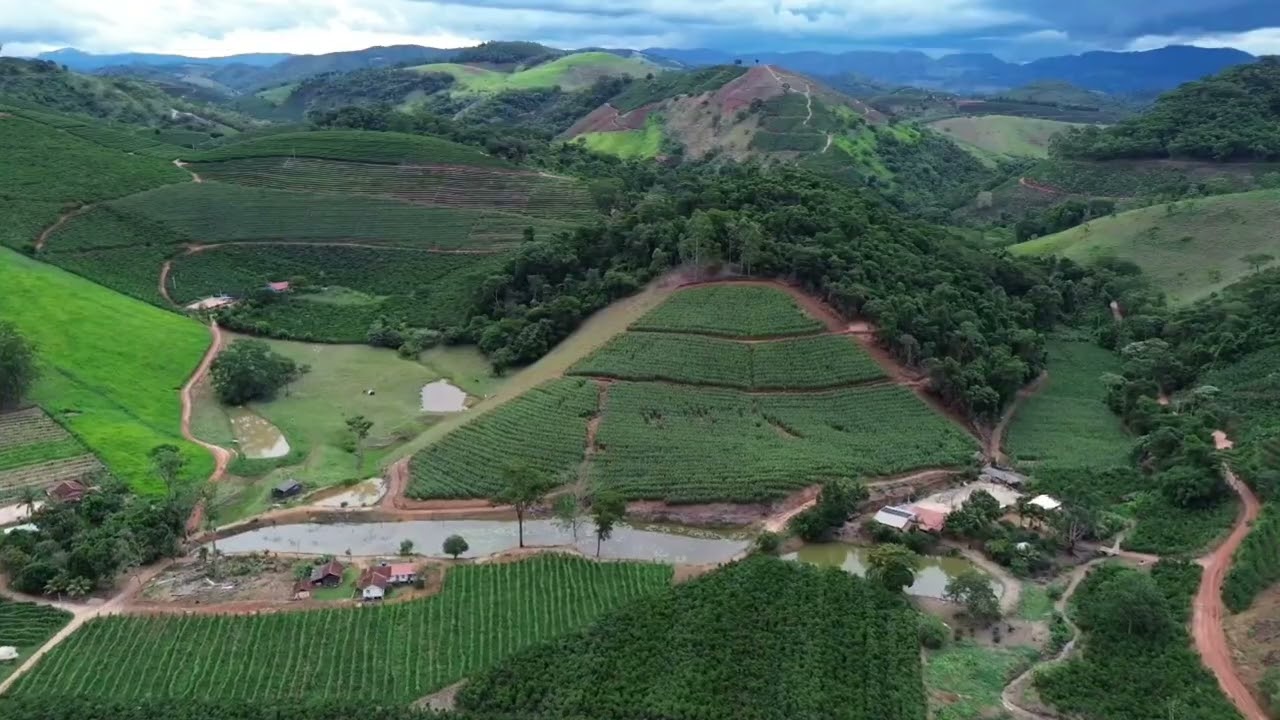 O Campo Espera a Chuva 🌧️ | Imagens de Drone no Interior