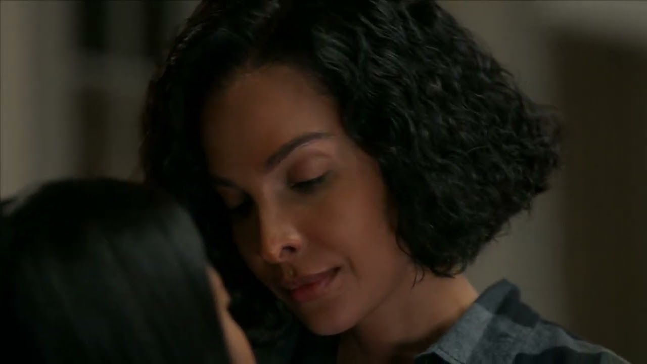 Queens   Kiss Scene &mdash; Jill and Tina Naturi Naughton and Felisha Terrell   1x01