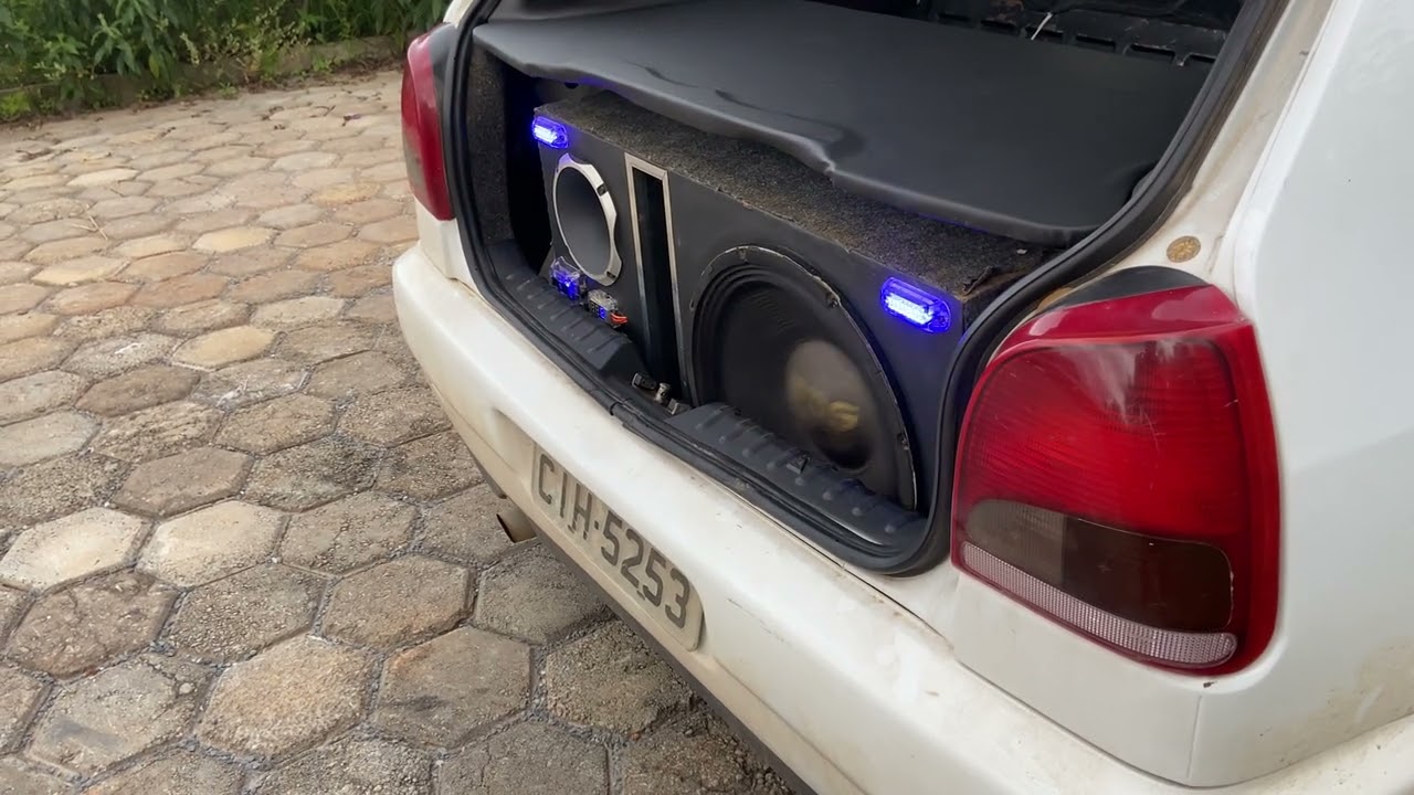 Caixa trio com sds 2.7k tocando m&uacute;sica de racha