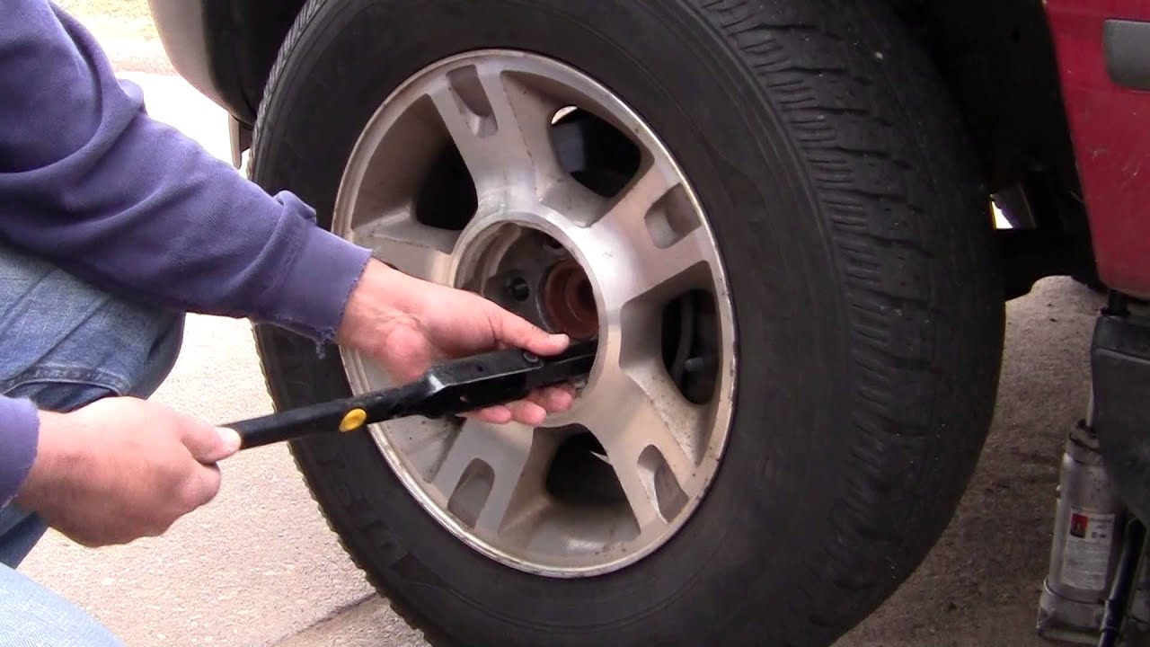 Как заменить колесо на запасном колесе Ford Explorer 2004 года